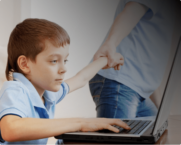 Мама оттягивает мальчика от компьютера
